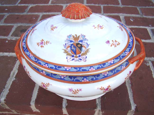 A beautiful late 19th or early 20th century Chinese Export covered soup tureen — image 2